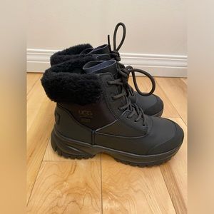 UGG Yose Fluff V2 size US5